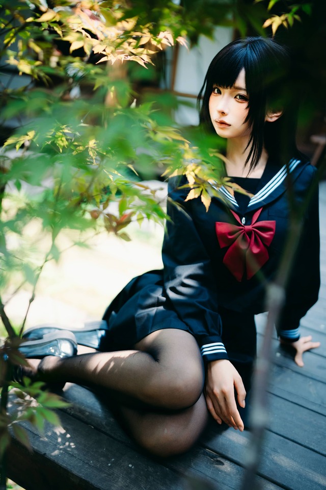 蠢沫沫制服少女COS,夏日庭院水手服与绿荫交织的夏日作品 蠢沫沫制服少女COS,夏日庭院水手服与绿荫交织的夏日作品