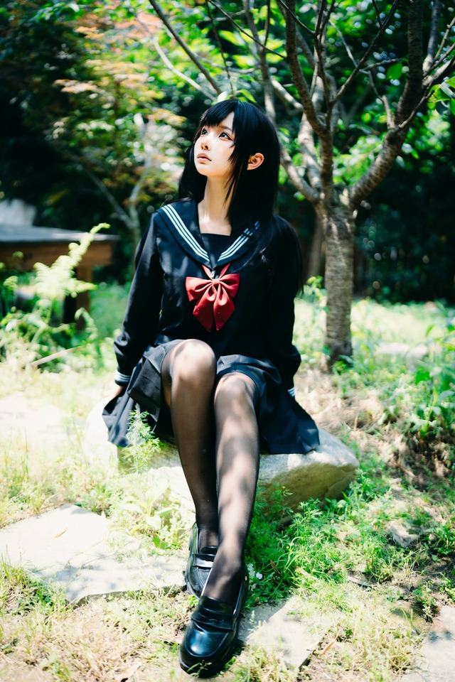蠢沫沫制服少女COS,夏日庭院水手服与绿荫交织的夏日作品 蠢沫沫制服少女COS,夏日庭院水手服与绿荫交织的夏日作品