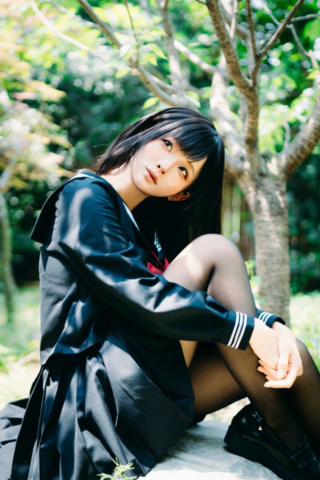 蠢沫沫制服少女COS,夏日庭院水手服与绿荫交织的夏日作品 蠢沫沫制服少女COS,夏日庭院水手服与绿荫交织的夏日作品