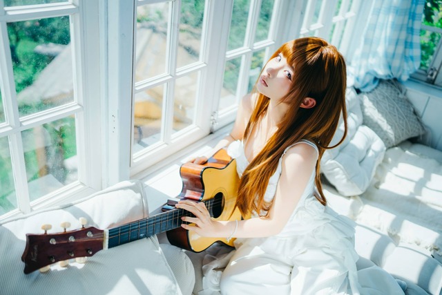 蠢沫沫夏日旋律COS:演绎窗边吉他少女的轻熟与慵懒氛围感