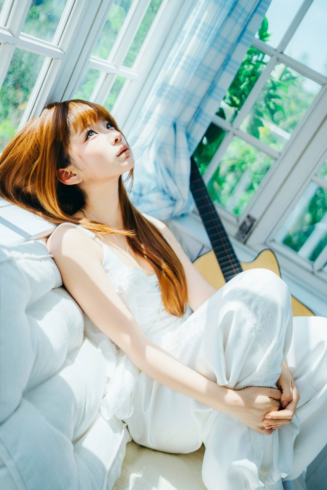 蠢沫沫夏日旋律COS:演绎窗边吉他少女的轻熟与慵懒氛围感 蠢沫沫夏日旋律COS:演绎窗边吉他少女的轻熟与慵懒氛围感