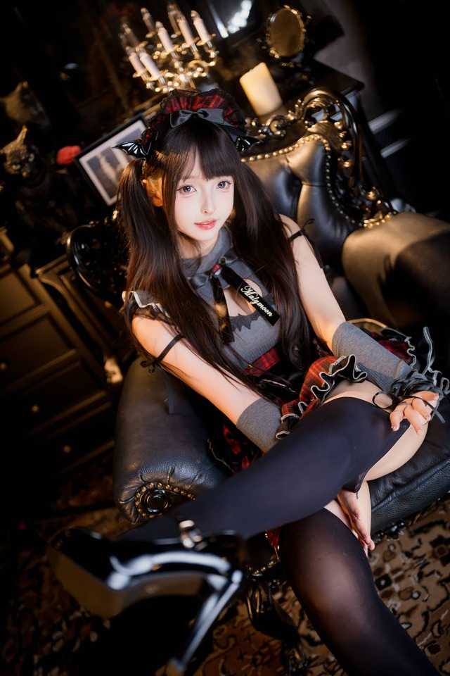 神楽坂真冬丝袜女仆COS赏析:演绎甜酷小恶魔哥特女仆叙事 神楽坂真冬丝袜女仆COS赏析:演绎甜酷小恶魔哥特女仆叙事