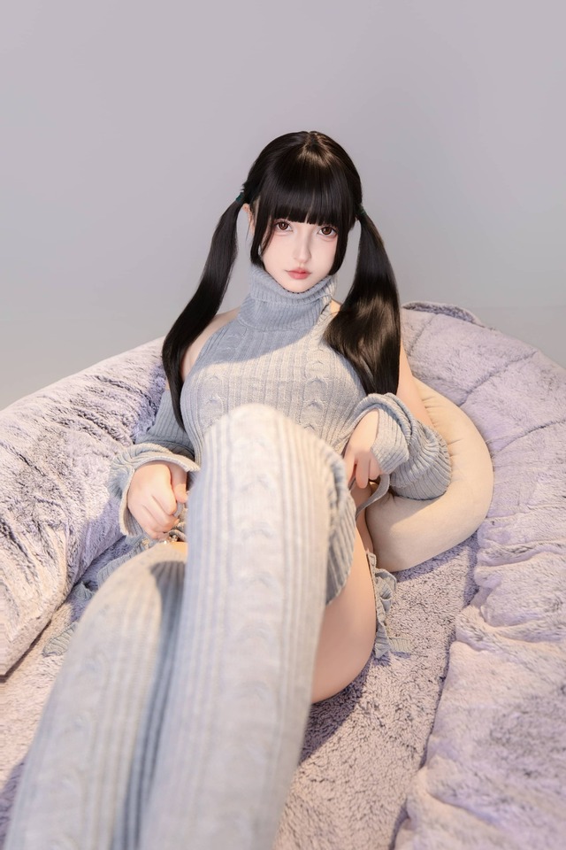 神楽坂真冬居家女友COS:灰色轨迹针织里的温柔与轻熟气质 神楽坂真冬居家女友COS:灰色轨迹针织里的温柔与轻熟气质