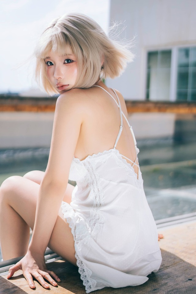 蠢沫沫白裙少女COS赏析:夏日私语阳光与木屋间的慵懒夏日 蠢沫沫白裙少女COS赏析:夏日私语阳光与木屋间的慵懒夏日