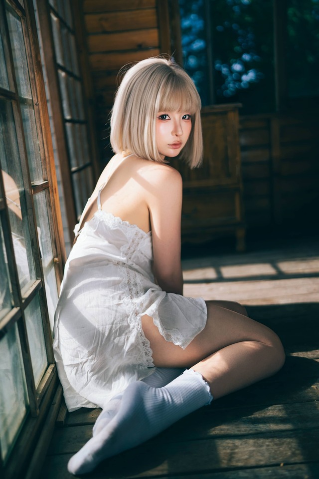 蠢沫沫白裙少女COS赏析:夏日私语阳光与木屋间的慵懒夏日 蠢沫沫白裙少女COS赏析:夏日私语阳光与木屋间的慵懒夏日