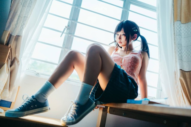 蠢沫沫慵懒午后COS,窗边少女粉色背心演绎清新夏日慵懒感 蠢沫沫慵懒午后COS,窗边少女粉色背心演绎清新夏日慵懒感