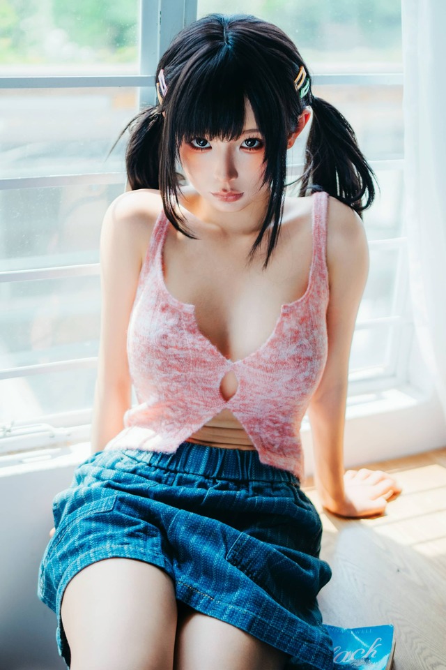 蠢沫沫慵懒午后COS,窗边少女粉色背心演绎清新夏日慵懒感 蠢沫沫慵懒午后COS,窗边少女粉色背心演绎清新夏日慵懒感