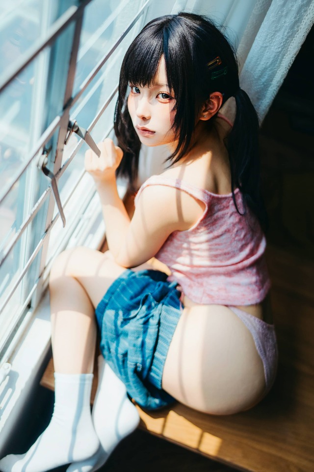 蠢沫沫慵懒午后COS,窗边少女粉色背心演绎清新夏日慵懒感 蠢沫沫慵懒午后COS,窗边少女粉色背心演绎清新夏日慵懒感
