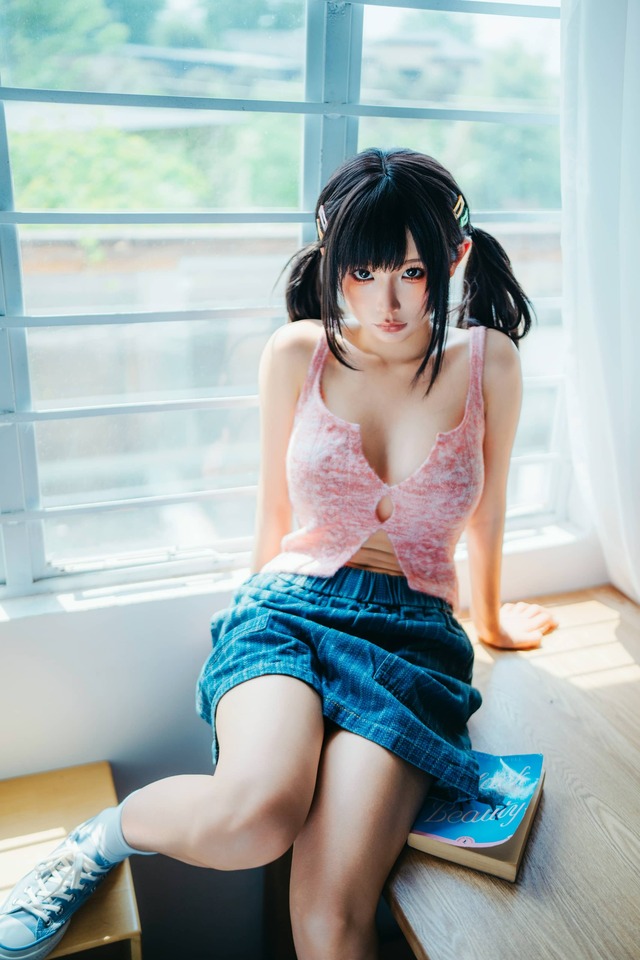 蠢沫沫慵懒午后COS,窗边少女粉色背心演绎清新夏日慵懒感 蠢沫沫慵懒午后COS,窗边少女粉色背心演绎清新夏日慵懒感