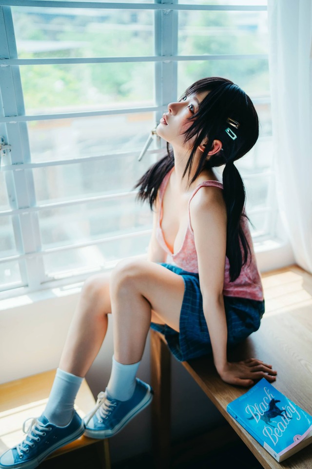 蠢沫沫慵懒午后COS,窗边少女粉色背心演绎清新夏日慵懒感 蠢沫沫慵懒午后COS,窗边少女粉色背心演绎清新夏日慵懒感