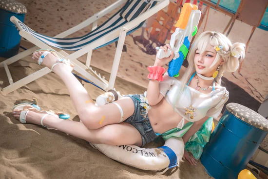 海滩版莉娜COS赏析:水枪阳光与沙滩,把夏日氛围直接拉满