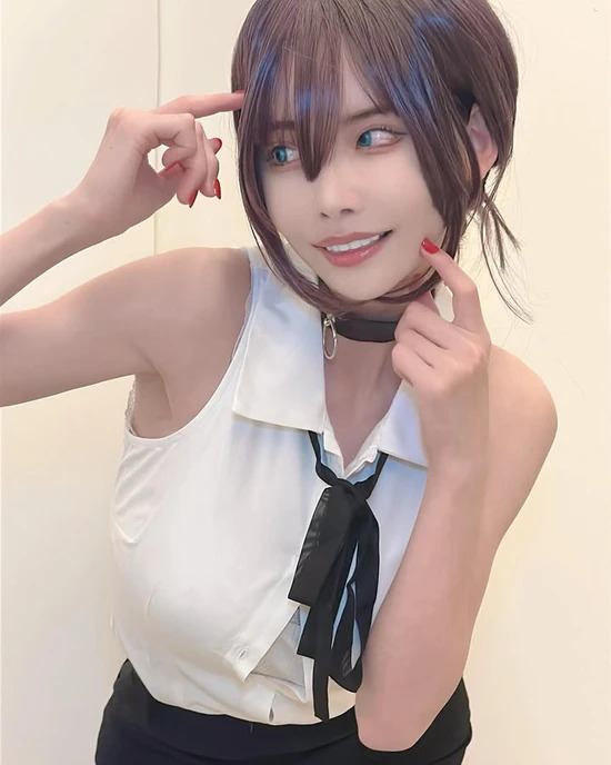 深田咏美链锯人COS：短发蓝瞳神还原蕾塞，反差气质太抢镜