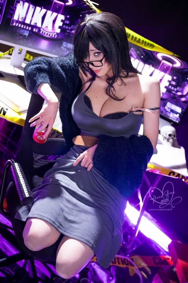 雨波_HaneAme蕾贝尔COS:黑框眼镜赛博警戒区的反差魅力 雨波_HaneAme蕾贝尔COS:黑框眼镜赛博警戒区的反差魅力