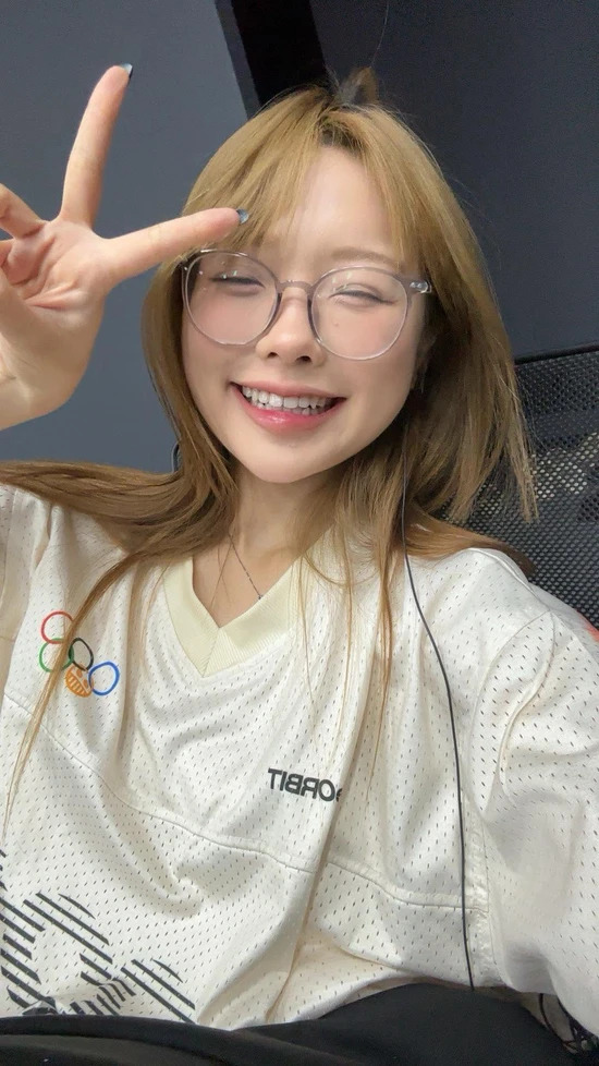 崩坏星穹铁道·遐蝶COS:MC Yoonsul演绎银发幻想少女魅力 崩坏星穹铁道·遐蝶COS:MC Yoonsul演绎银发幻想少女魅力