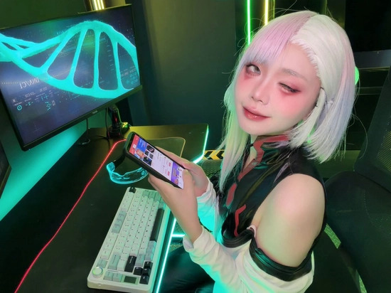 赛博朋克露西cos赏析:Remind银白短发演绎未来少女的魅力