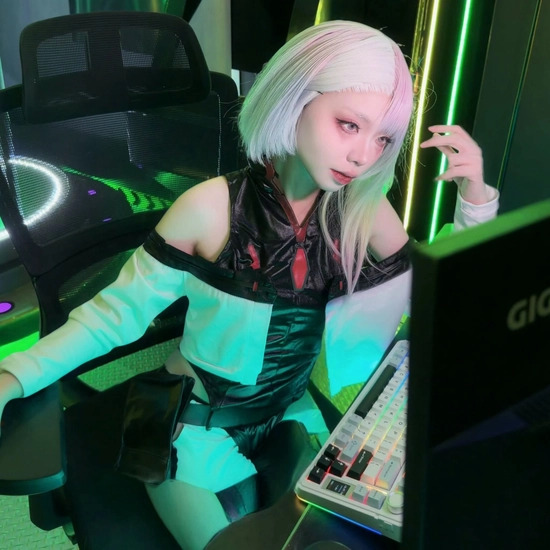 赛博朋克露西cos赏析：Remind银白短发演绎未来少女的魅力