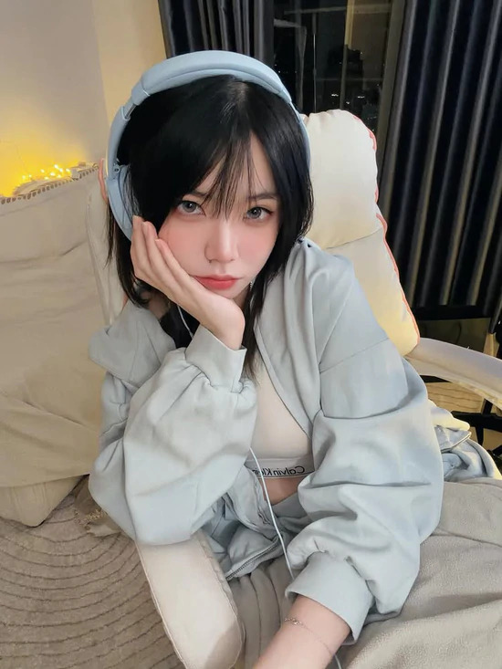 赛博朋克露西cos赏析：Remind银白短发演绎未来少女的魅力
