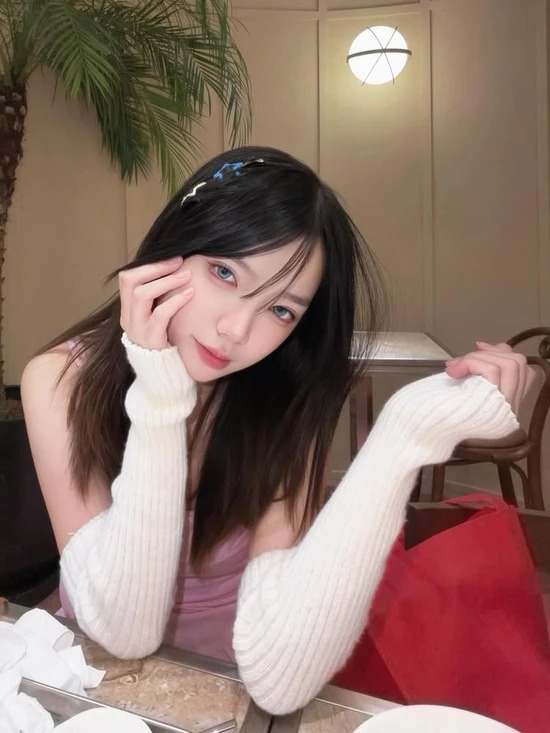 赛博朋克露西cos赏析：Remind银白短发演绎未来少女的魅力