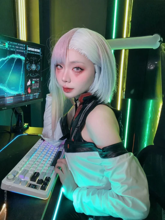 赛博朋克露西cos赏析：Remind银白短发演绎未来少女的魅力