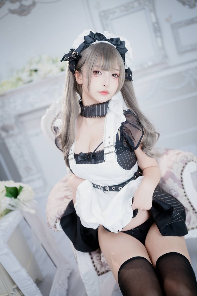 神楽坂真冬妄想女仆COS：演绎黑白女仆造型下的甜美反差感
