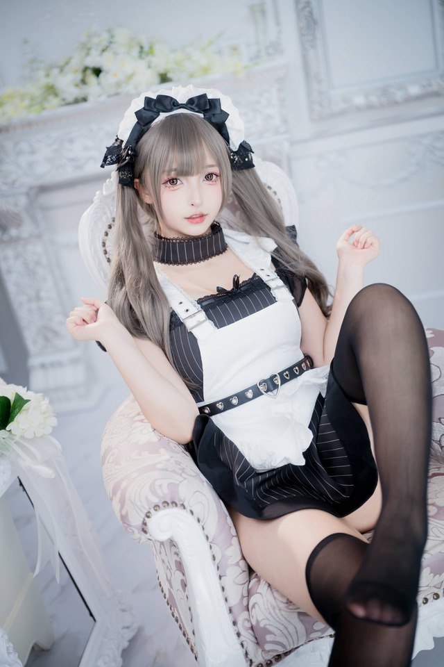 神楽坂真冬妄想女仆COS：演绎黑白女仆造型下的甜美反差感