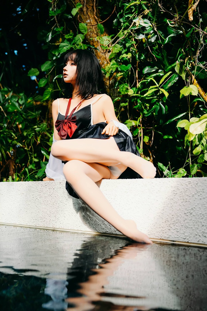 蠢沫沫水色夏日JK女孩COS：演绎池畔树影下的清爽制服美学