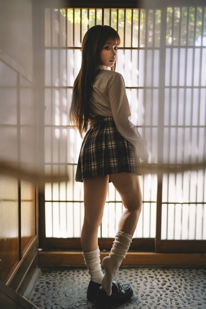 蠢沫沫的JK女孩COS赏析:窗边的秘密日式木屋里的光影叙事 蠢沫沫的JK女孩COS赏析:窗边的秘密日式木屋里的光影叙事