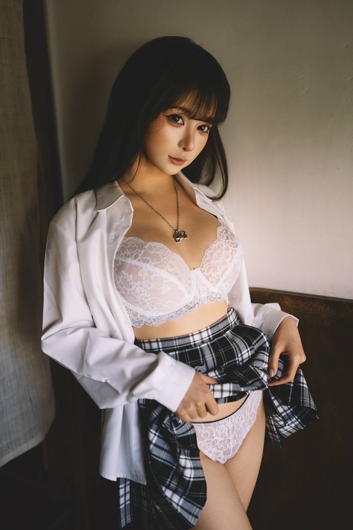 蠢沫沫的JK女孩COS赏析:窗边的秘密日式木屋里的光影叙事 蠢沫沫的JK女孩COS赏析:窗边的秘密日式木屋里的光影叙事