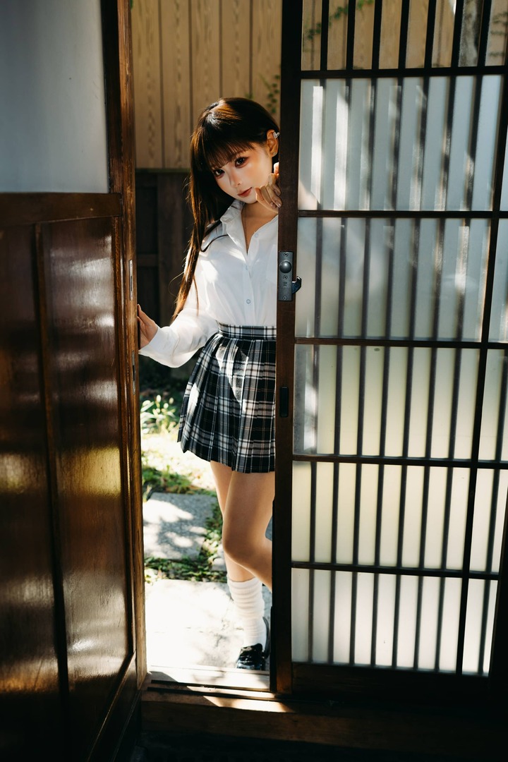 蠢沫沫的JK女孩COS赏析:窗边的秘密日式木屋里的光影叙事 蠢沫沫的JK女孩COS赏析:窗边的秘密日式木屋里的光影叙事