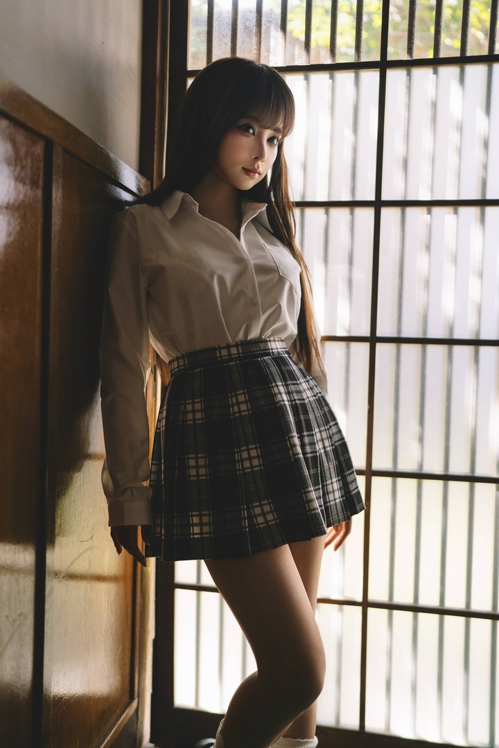 蠢沫沫的JK女孩COS赏析:窗边的秘密日式木屋里的光影叙事 蠢沫沫的JK女孩COS赏析:窗边的秘密日式木屋里的光影叙事