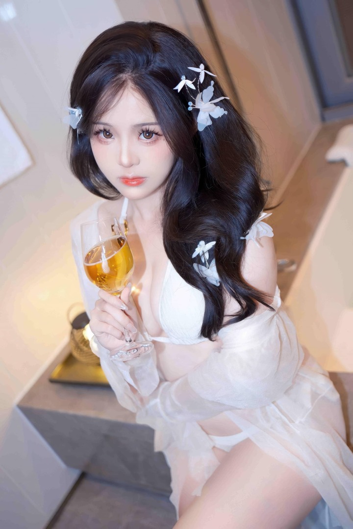 miko酱ww慵懒时刻COS:微醺佳人白色造型与暖光叙事美学 miko酱ww慵懒时刻COS:微醺佳人白色造型与暖光叙事美学