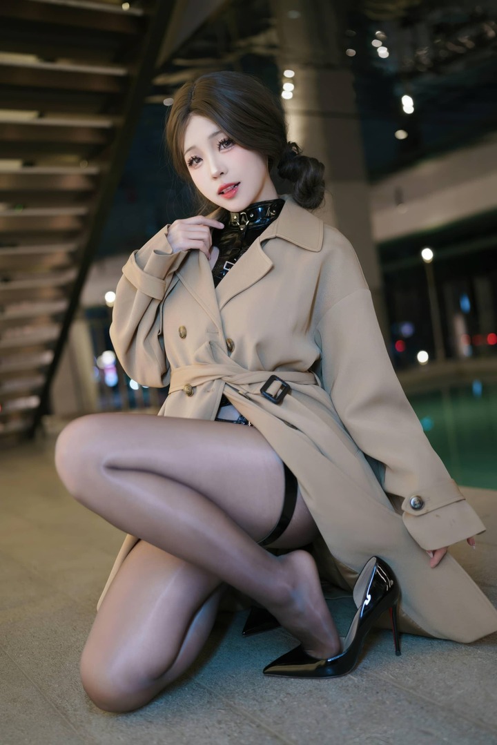 miko酱ww全新原创恋人COS:都市约会日的成熟与性感张力 miko酱ww全新原创恋人COS:都市约会日的成熟与性感张力