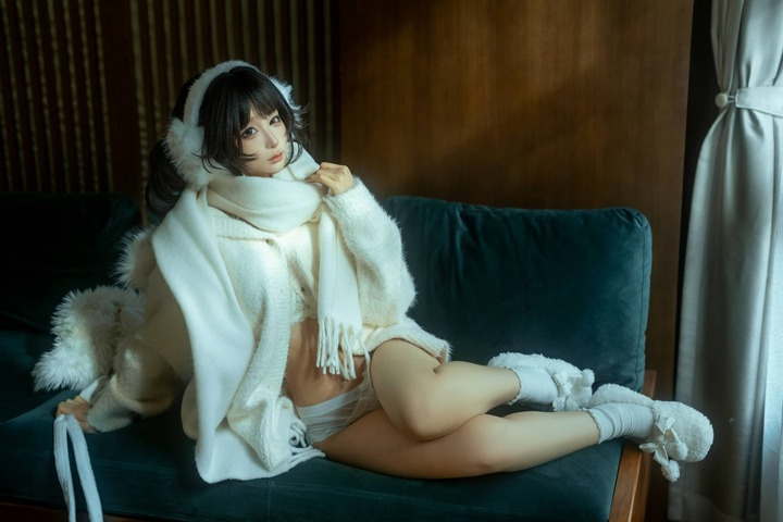 蠢沫沫COS太绝了！白色毛衣+窗边暖阳拿捏松弛感慵懒少女