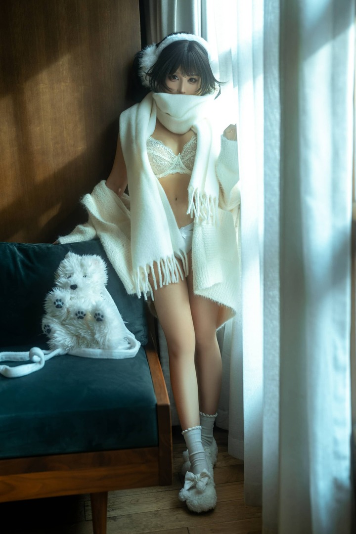 蠢沫沫COS太绝了！白色毛衣+窗边暖阳拿捏松弛感慵懒少女