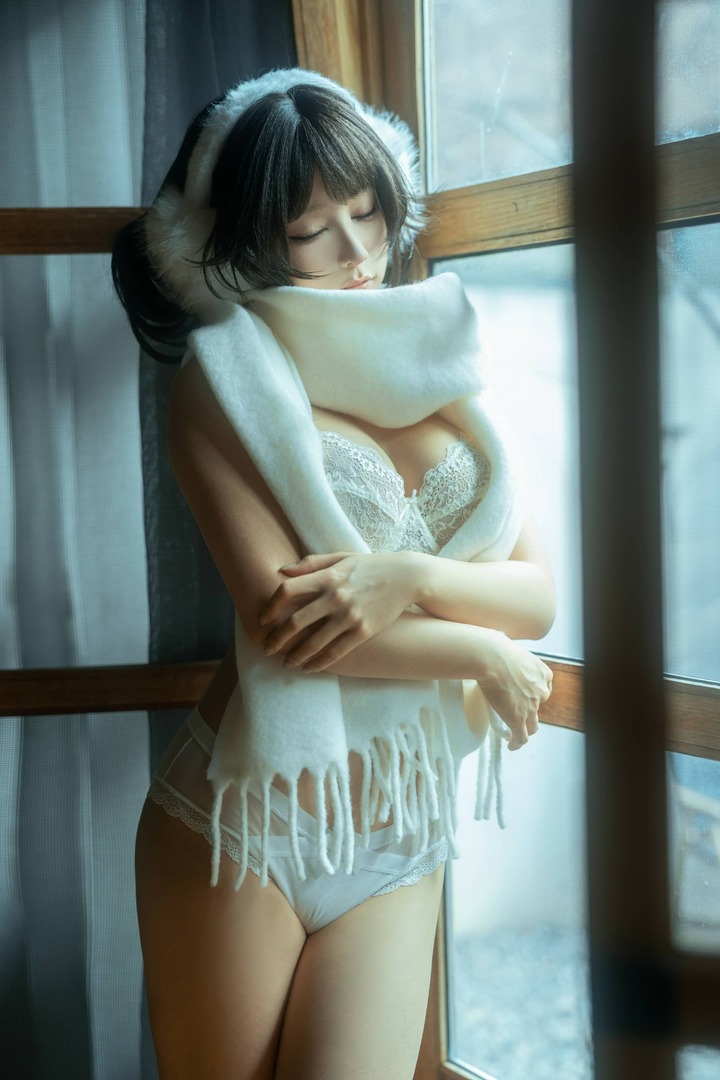 蠢沫沫COS太绝了！白色毛衣+窗边暖阳拿捏松弛感慵懒少女