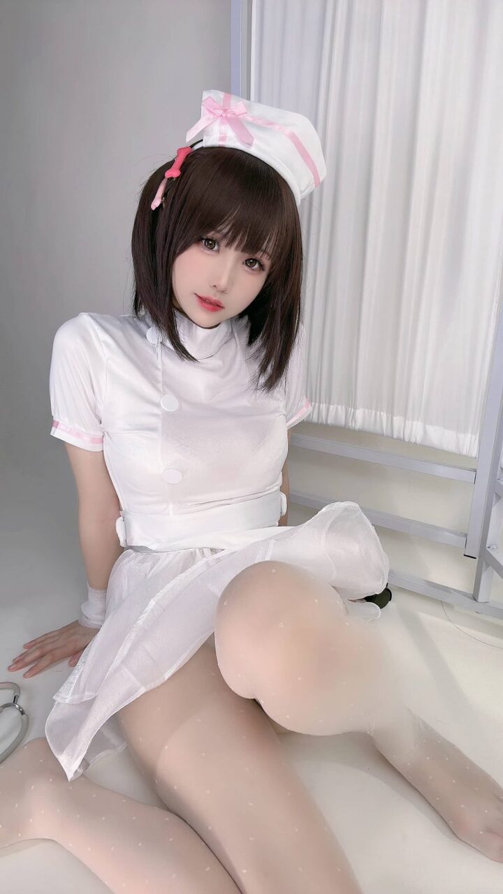 miko酱ww护士宝宝COS：演绎极简纯欲风，软萌灵动感十足