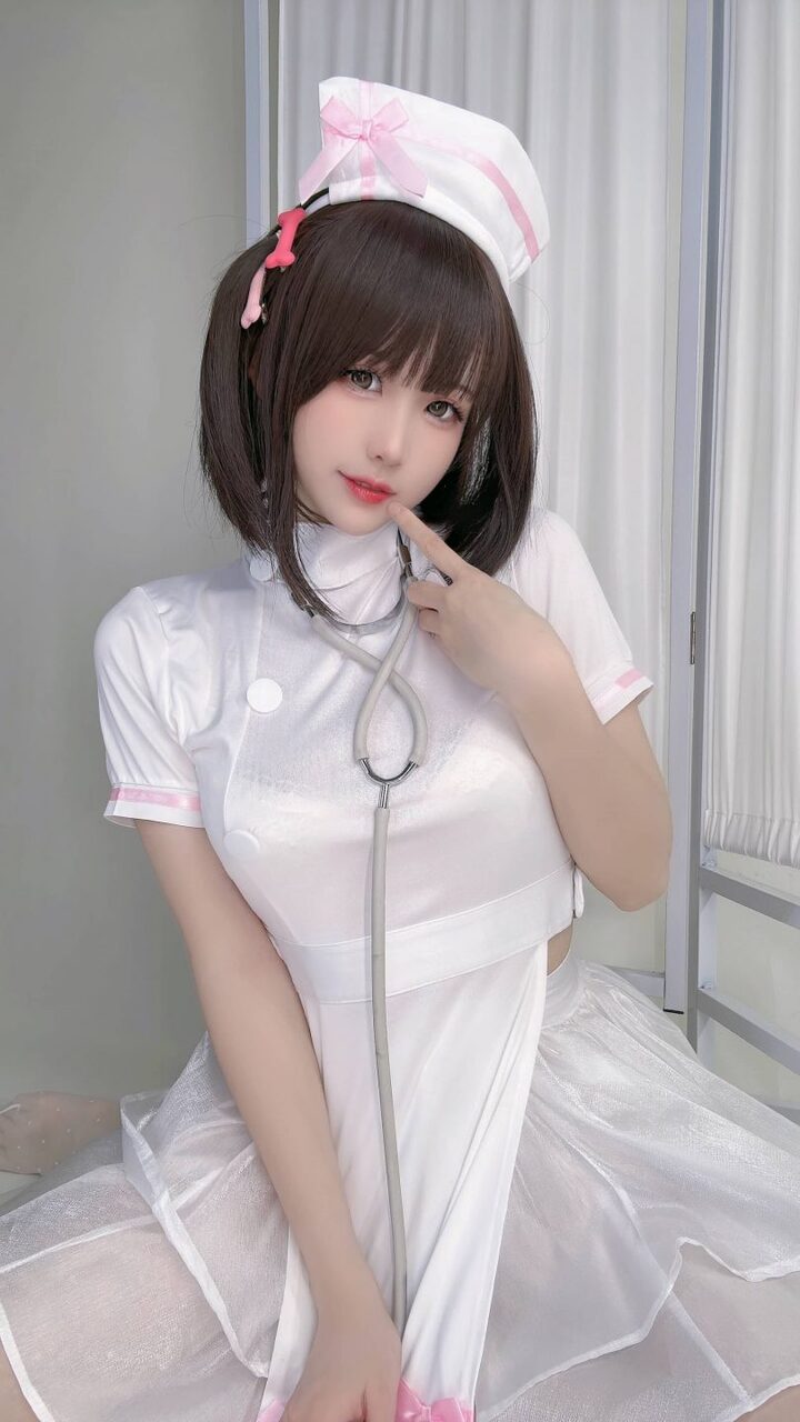 miko酱ww护士宝宝COS：演绎极简纯欲风，软萌灵动感十足