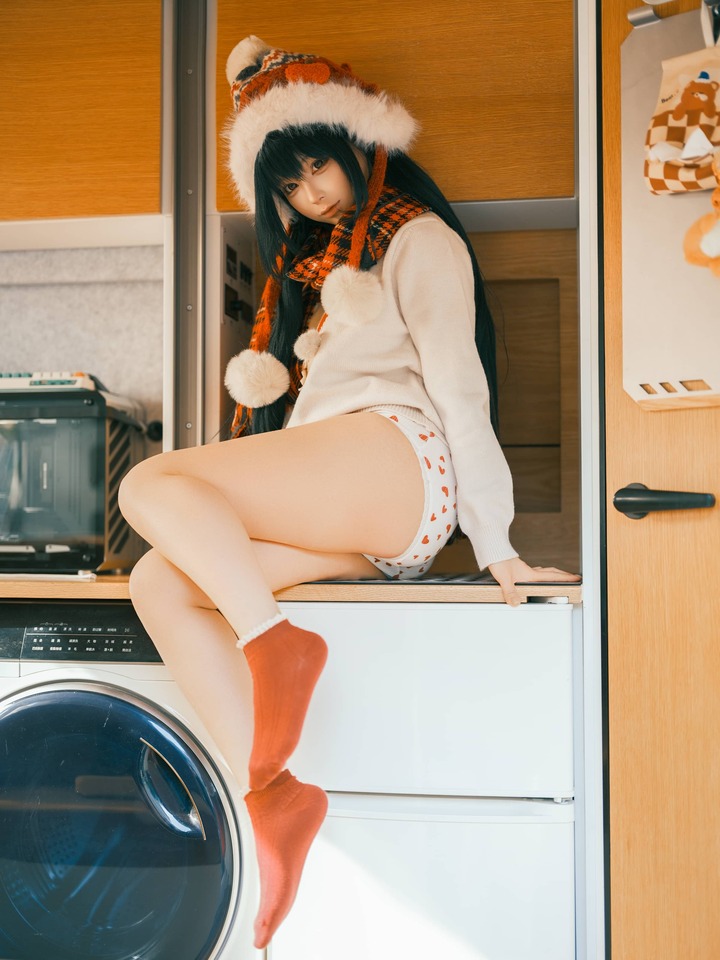 蠢沫沫房车暖冬少女:阳光与木质车厢交织的冬日COS天花板 蠢沫沫房车暖冬少女:阳光与木质车厢交织的冬日COS天花板