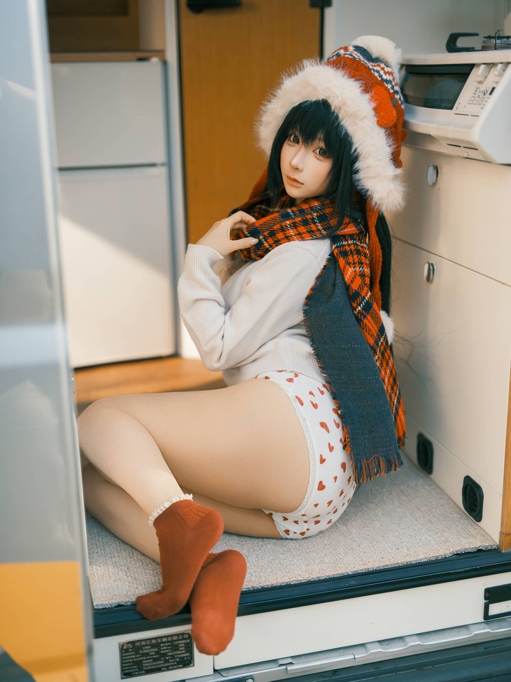 蠢沫沫房车暖冬少女:阳光与木质车厢交织的冬日COS天花板 蠢沫沫房车暖冬少女:阳光与木质车厢交织的冬日COS天花板