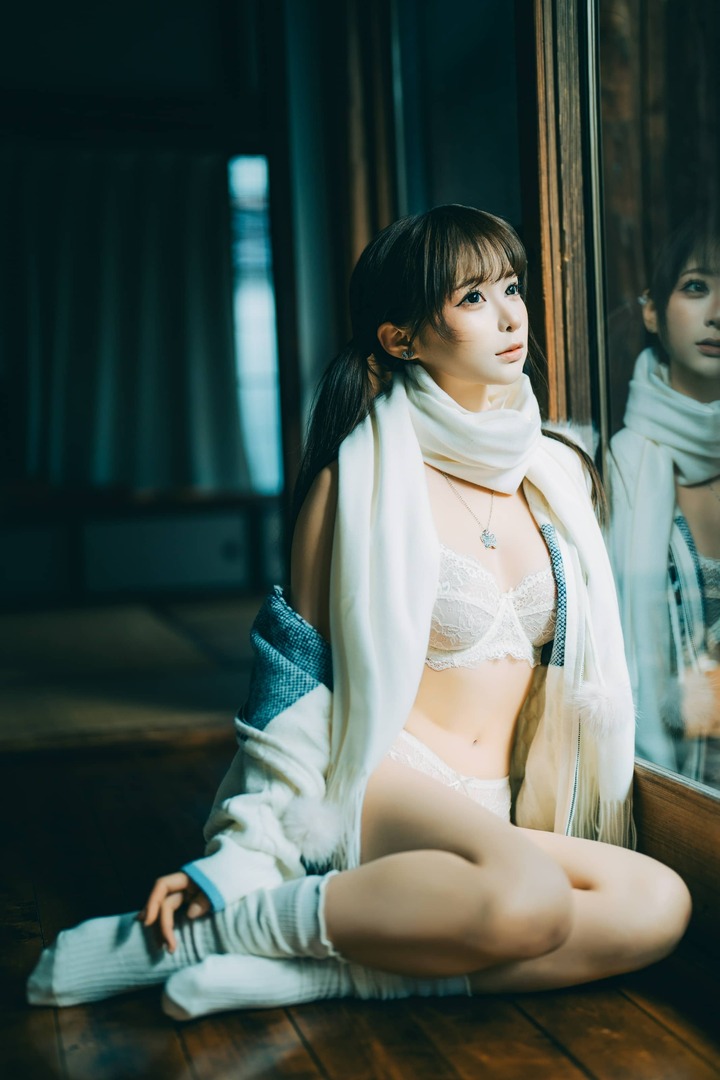 蠢沫沫暖冬少女赏析:纯白针织与木质光影下的日系COS美学 蠢沫沫暖冬少女赏析:纯白针织与木质光影下的日系COS美学