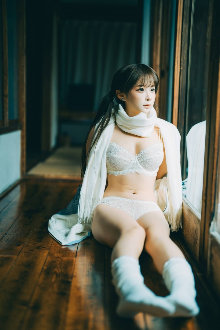 蠢沫沫暖冬少女赏析:纯白针织与木质光影下的日系COS美学 蠢沫沫暖冬少女赏析:纯白针织与木质光影下的日系COS美学