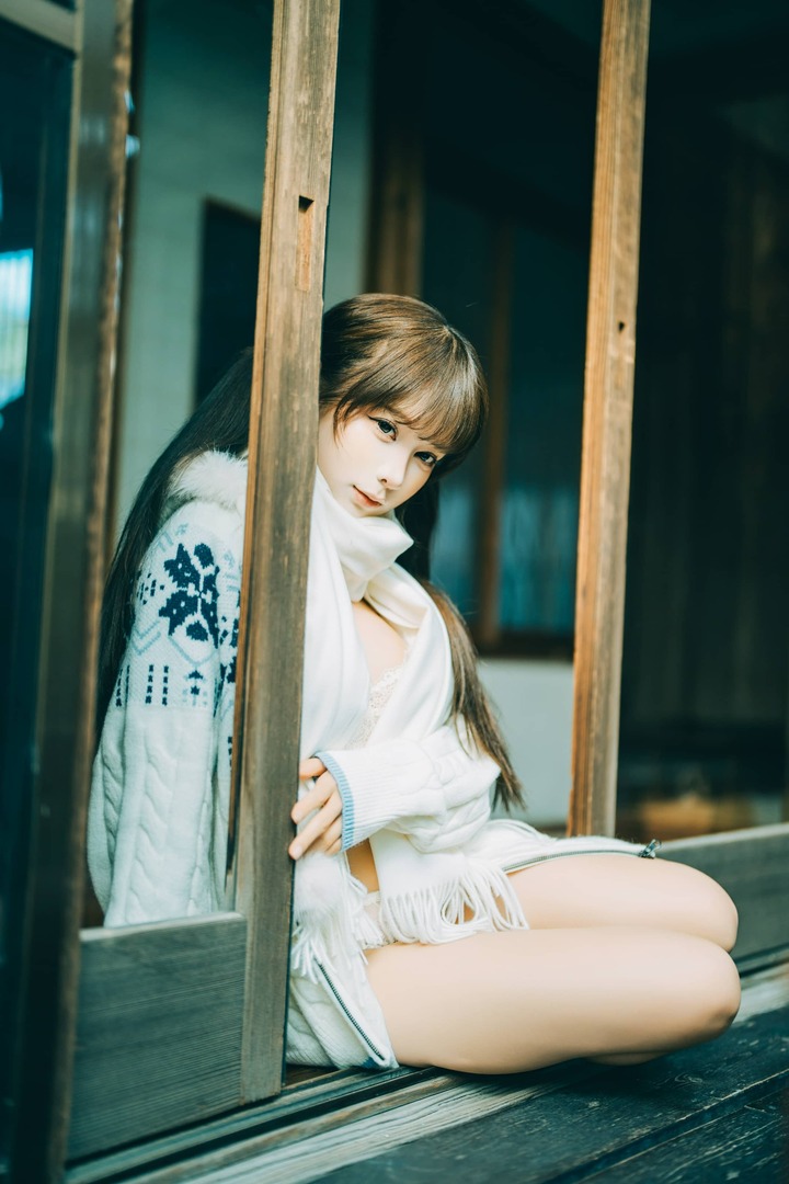蠢沫沫暖冬少女赏析:纯白针织与木质光影下的日系COS美学 蠢沫沫暖冬少女赏析:纯白针织与木质光影下的日系COS美学