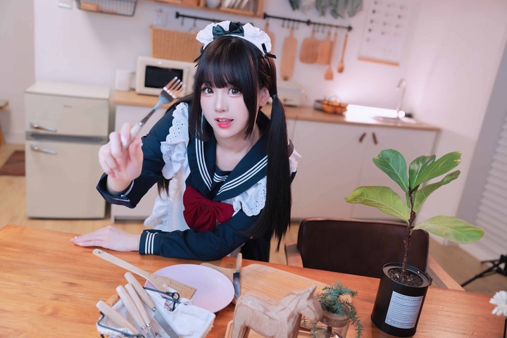 miko酱ww黑白女仆COS:厨房光影与二次元双马尾甜美碰撞 miko酱ww黑白女仆COS:厨房光影与二次元双马尾甜美碰撞