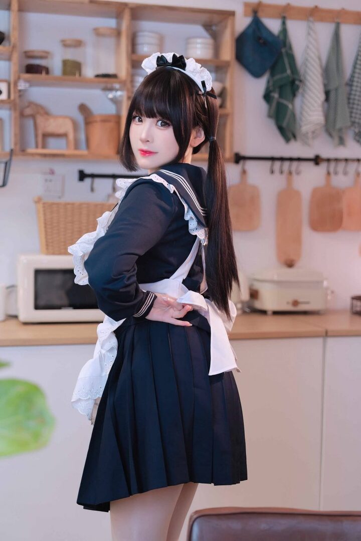 miko酱ww黑白女仆COS:厨房光影与二次元双马尾甜美碰撞 miko酱ww黑白女仆COS:厨房光影与二次元双马尾甜美碰撞