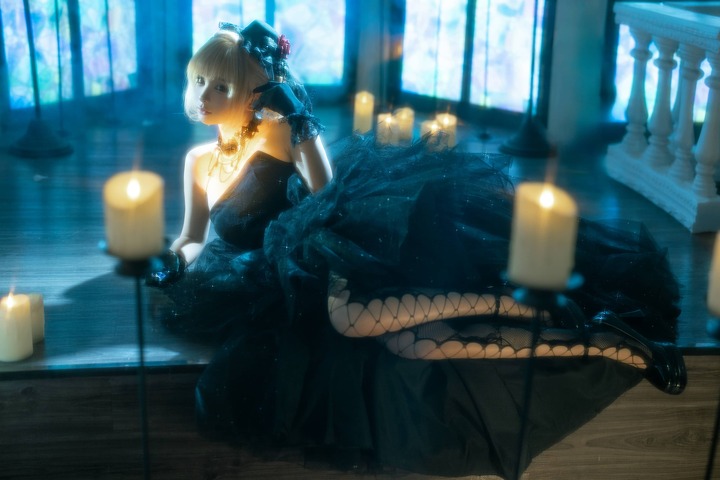 幽蓝夜色烛火交织:蠢沫沫黑婚纱秘仪女孩原创COS美学赏析 幽蓝夜色烛火交织:蠢沫沫黑婚纱秘仪女孩原创COS美学赏析