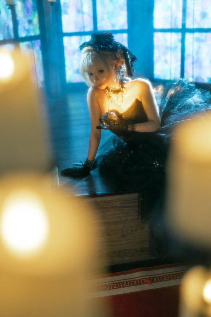 幽蓝夜色烛火交织:蠢沫沫黑婚纱秘仪女孩原创COS美学赏析 幽蓝夜色烛火交织:蠢沫沫黑婚纱秘仪女孩原创COS美学赏析