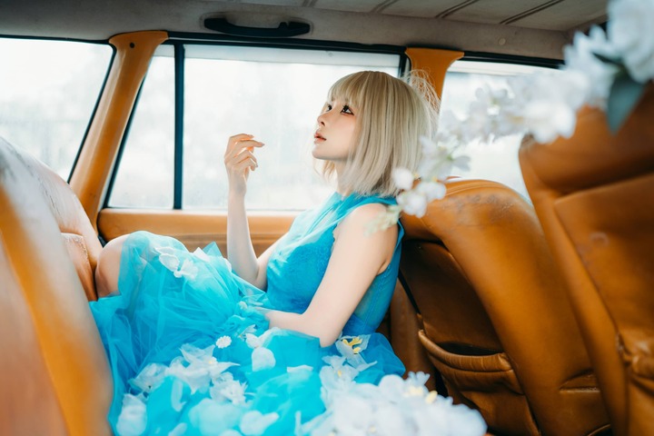 花期女孩COS视觉赏析:蓝纱、花影与复古车厢里的夏日慢调 花期女孩COS视觉赏析:蓝纱、花影与复古车厢里的夏日慢调