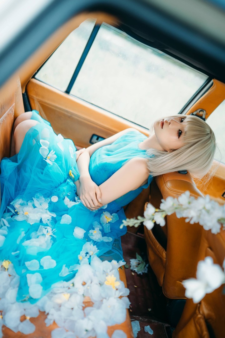 花期女孩COS视觉赏析:蓝纱、花影与复古车厢里的夏日慢调 花期女孩COS视觉赏析:蓝纱、花影与复古车厢里的夏日慢调