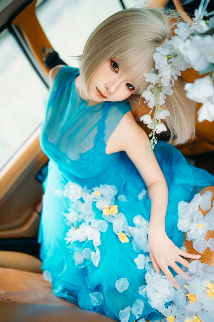 花期女孩COS视觉赏析:蓝纱、花影与复古车厢里的夏日慢调 花期女孩COS视觉赏析:蓝纱、花影与复古车厢里的夏日慢调