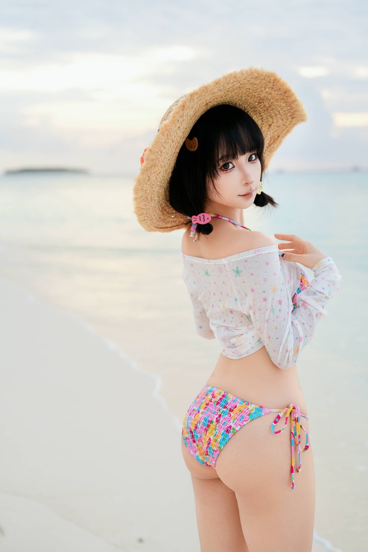 蠢沫沫夏日潮汐COS赏析：演绎草帽少女海风交织的夏日活力